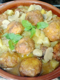 Una foto de Albóndigas 🍜 con patatas 🍟 y champiñones 🍄