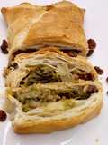 Torta salata con scarola, uvetta e pinoli