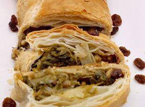 Foto di Torta salata con scarola, uvetta e pinoli