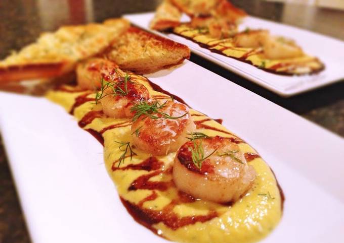 Recipe of Speedy Sea scallops, tarragon butternut squash purée, honey balsamic reduction and truffled parmesan toast