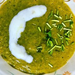 A picture of Creamy peas soup.