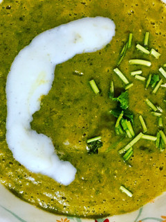 A picture of Creamy peas soup.