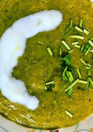 A picture of Creamy peas soup.