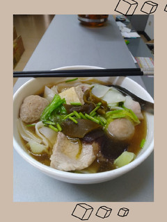 過年吃膩大魚大肉嗎?推薦一道簡易的料理-剝皮辣椒板條湯 的食譜成品照片