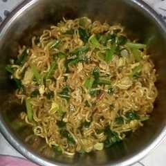A picture of Mi goreng sawi.