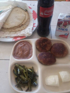 Una foto de Tortitas de atún con papa con guarnición de espárragos