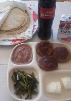 Una foto de Tortitas de atún con papa con guarnición de espárragos