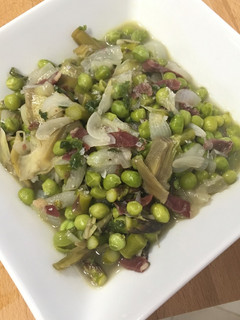 Una foto de Menestra de verduras rápida y de temporada con hierbas frescas