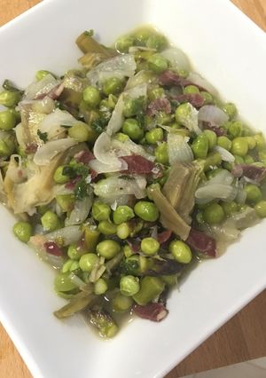 Foto principal de Menestra de verduras rápida y de temporada con hierbas frescas