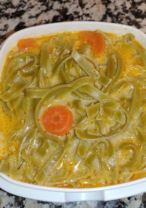 Una foto de Cintas de espinacas con caldo de guisado pollo día anterior