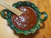 Una foto de guiso de mondongo y salsa