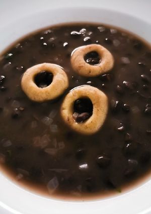 Una foto de Frijoles negros con chochoyotes