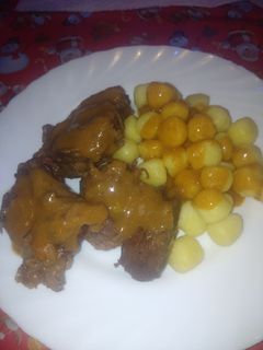 Una foto de Carrilleras de ternera con ñoquis y salsa de cerveza