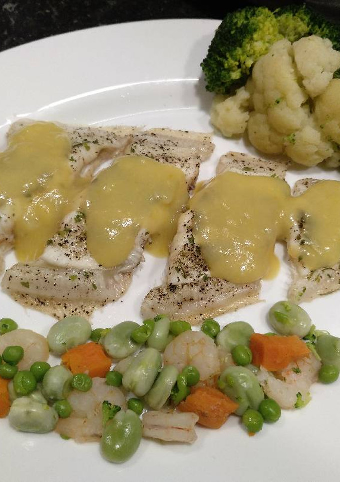 Una foto de Menestra de verduras con lenguado y salsa de calabacín