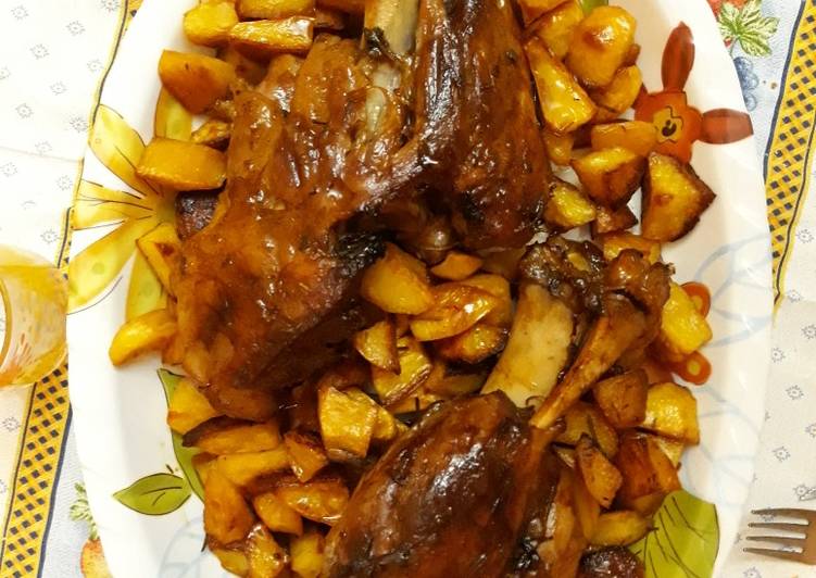 Stinchi di maiale al forno con patate