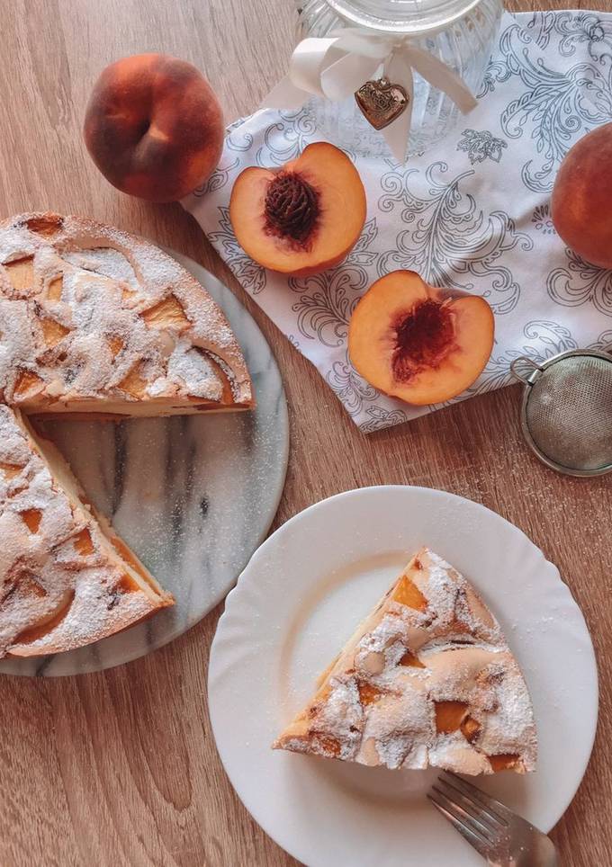Шарлотка з персиками
