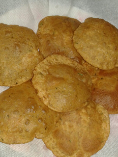 उड़द दाल की पूरी (Urad dal ki puri recipe in hindi) रेसिपी मुख्य फोटो