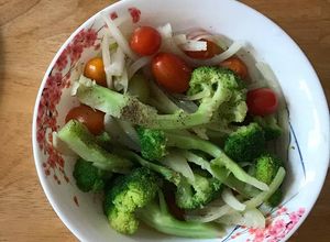 Hình của món Món salad súp lơ xanh, cà chua bi tốt cho sức khỏe và chuẩn bị ăn kiêng.