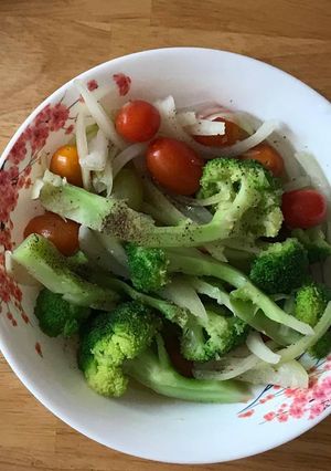 Hình của món Món salad súp lơ xanh, cà chua bi tốt cho sức khỏe và chuẩn bị ăn kiêng.