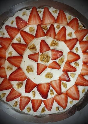 Una foto de Torta de Nuez y Frutillas