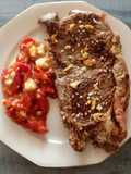 Entrecotte al punto con ensalada de pimientos rojos