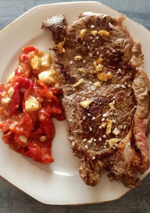 Una foto de Entrecotte al punto con ensalada de pimientos rojos