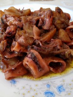 Una foto de Calamares encebollados deliciosos 🦑