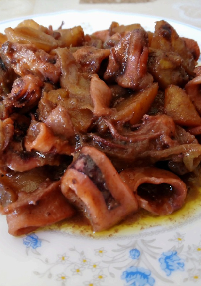 Una foto de Calamares encebollados deliciosos 🦑