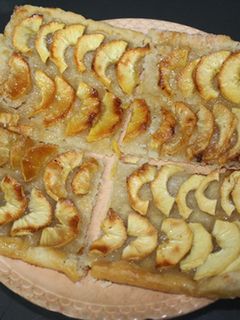 Una foto de Coca de manzana con masa casera