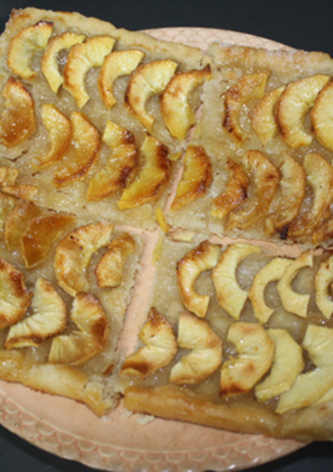 Una foto de Coca de manzana con masa casera