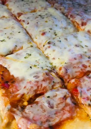 Una foto de Pizza casera con muzzarella 😋