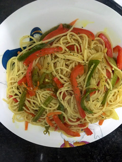 Una foto de Spaghetti al wok con curry y verdura