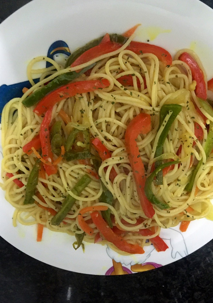 Una foto de Spaghetti al wok con curry y verdura