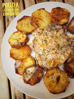 Una foto de Pollo a la sobrasada con queso