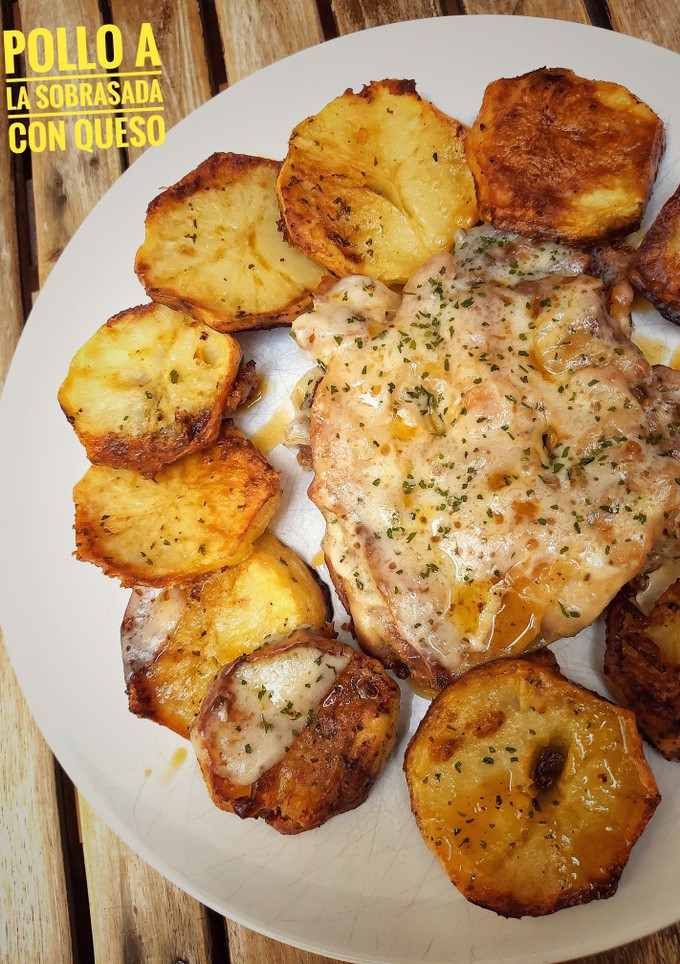 Una foto de Pollo a la sobrasada con queso