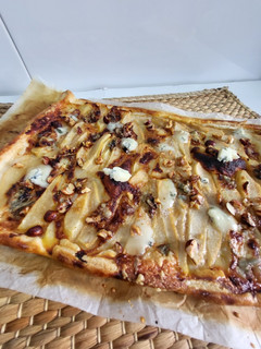 Una foto de Hojaldre de peras con gorgonzola