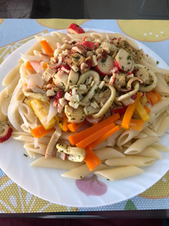 Una foto de Pasta Penne marinera y verduras aromatizadas