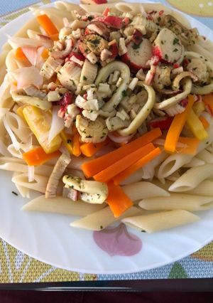 Una foto de Pasta Penne marinera y verduras aromatizadas