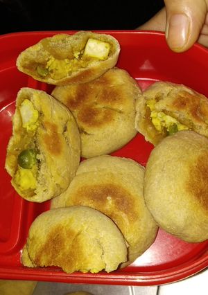 A picture of Baked tofu peas baati.