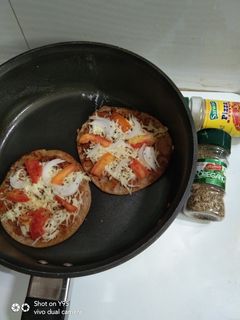 મીની પુડલા પિઝા (mini pudala pizza recipe in Gujarati) રેસીપી મુખ્ય ફોટો