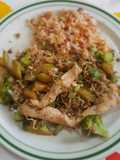 Salteado de pollo con germinados de lenteja