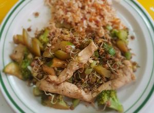 Una foto de Salteado de pollo con germinados de lenteja