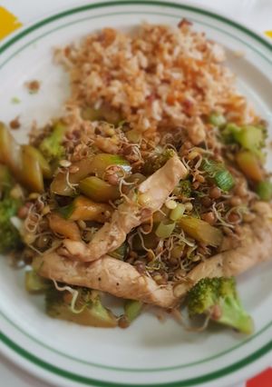 Una foto de Salteado de pollo con germinados de lenteja