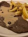Filetes de ternera bávara en salsa a la pimienta con patatas