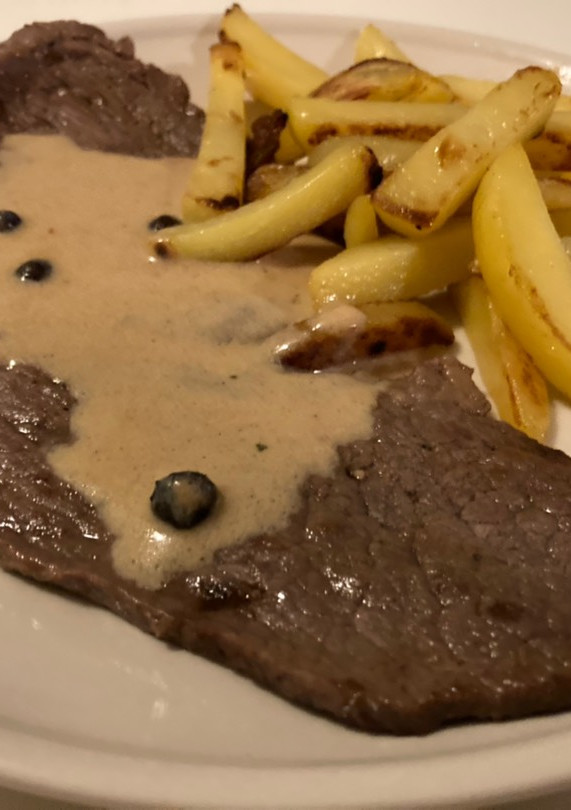 Una foto de Filetes de ternera bávara en salsa a la pimienta con patatas