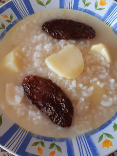 Una foto de Arroz blanco caldoso con tomates secos y patata