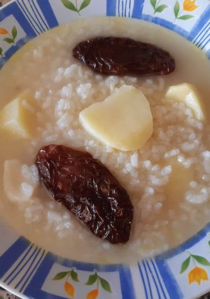 Una foto de Arroz blanco caldoso con tomates secos y patata