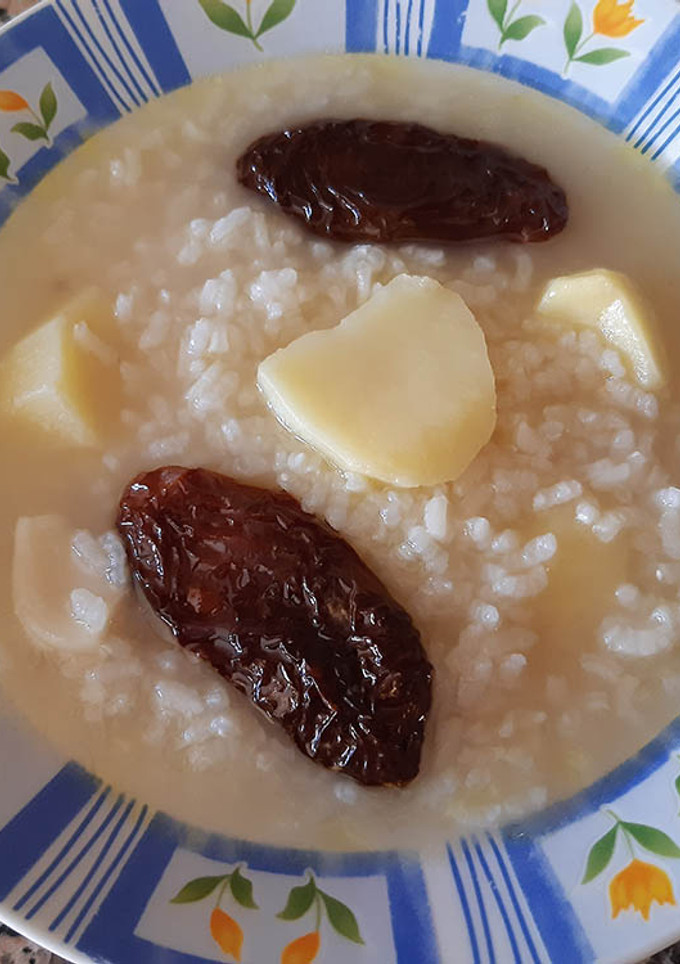 Una foto de Arroz blanco caldoso con tomates secos y patata