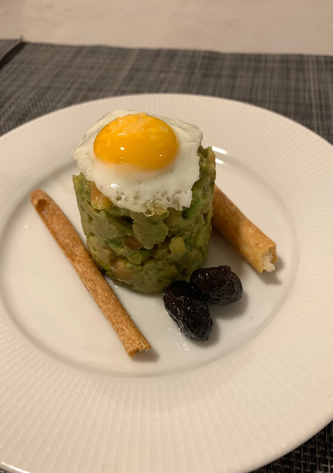 Una foto de Tartar de salmón y aguacate con huevo de codorniz