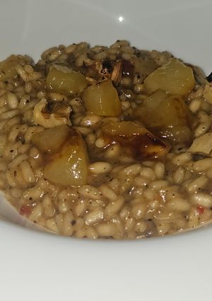 Una foto de Risotto de pera caramelizada y nueces con salsa de trufa